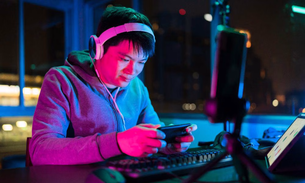 Kebangkitan 'Fisik' di Jakarta 2026: Mengapa Gamers Mulai Muak dengan Cloud Gaming dan Berburu Cartridge Lawas