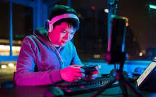 Kebangkitan 'Fisik' di Jakarta 2026: Mengapa Gamers Mulai Muak dengan Cloud Gaming dan Berburu Cartridge Lawas